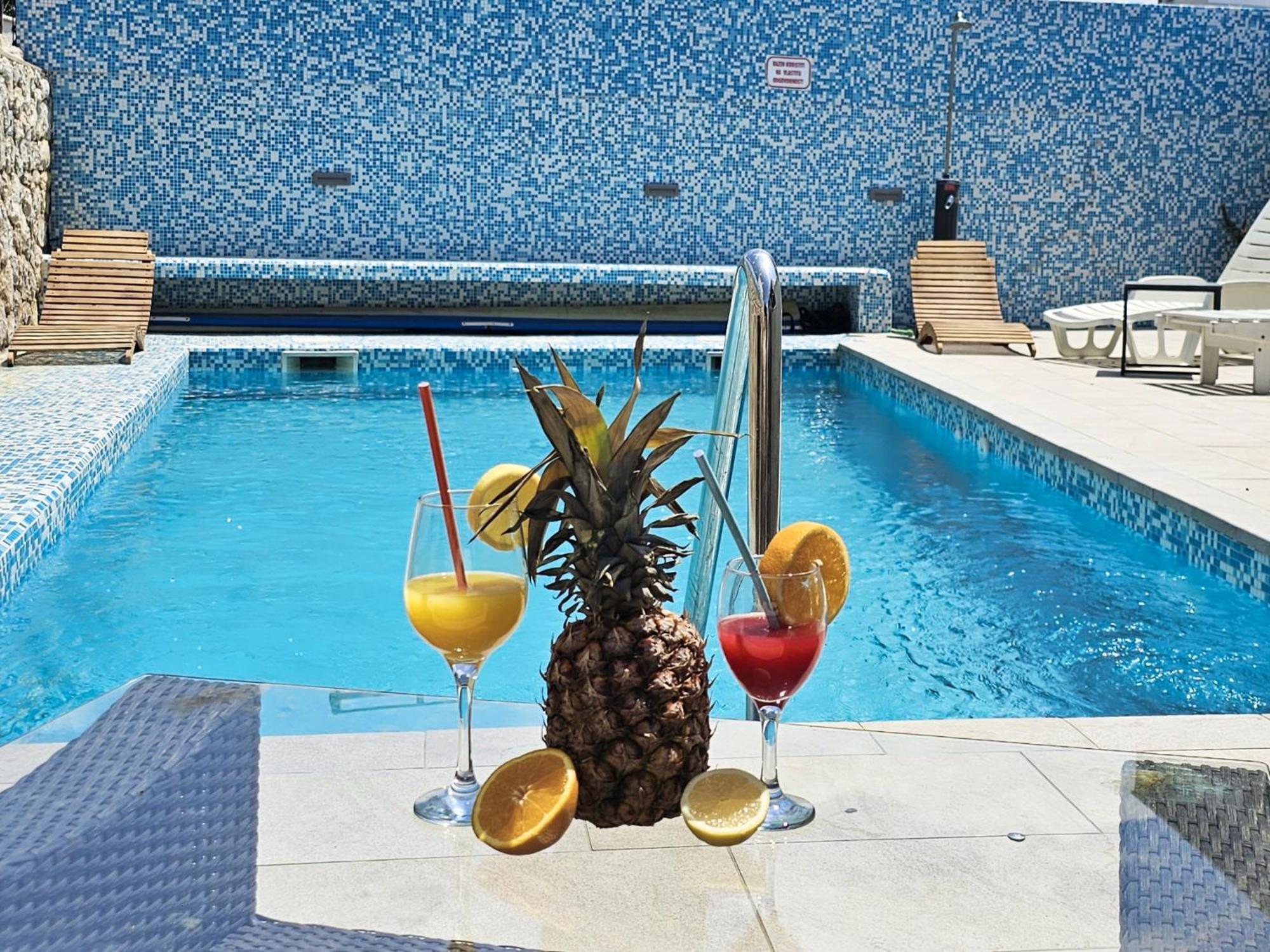 The Golden Grotto Apartments ノヴァリャ エクステリア 写真