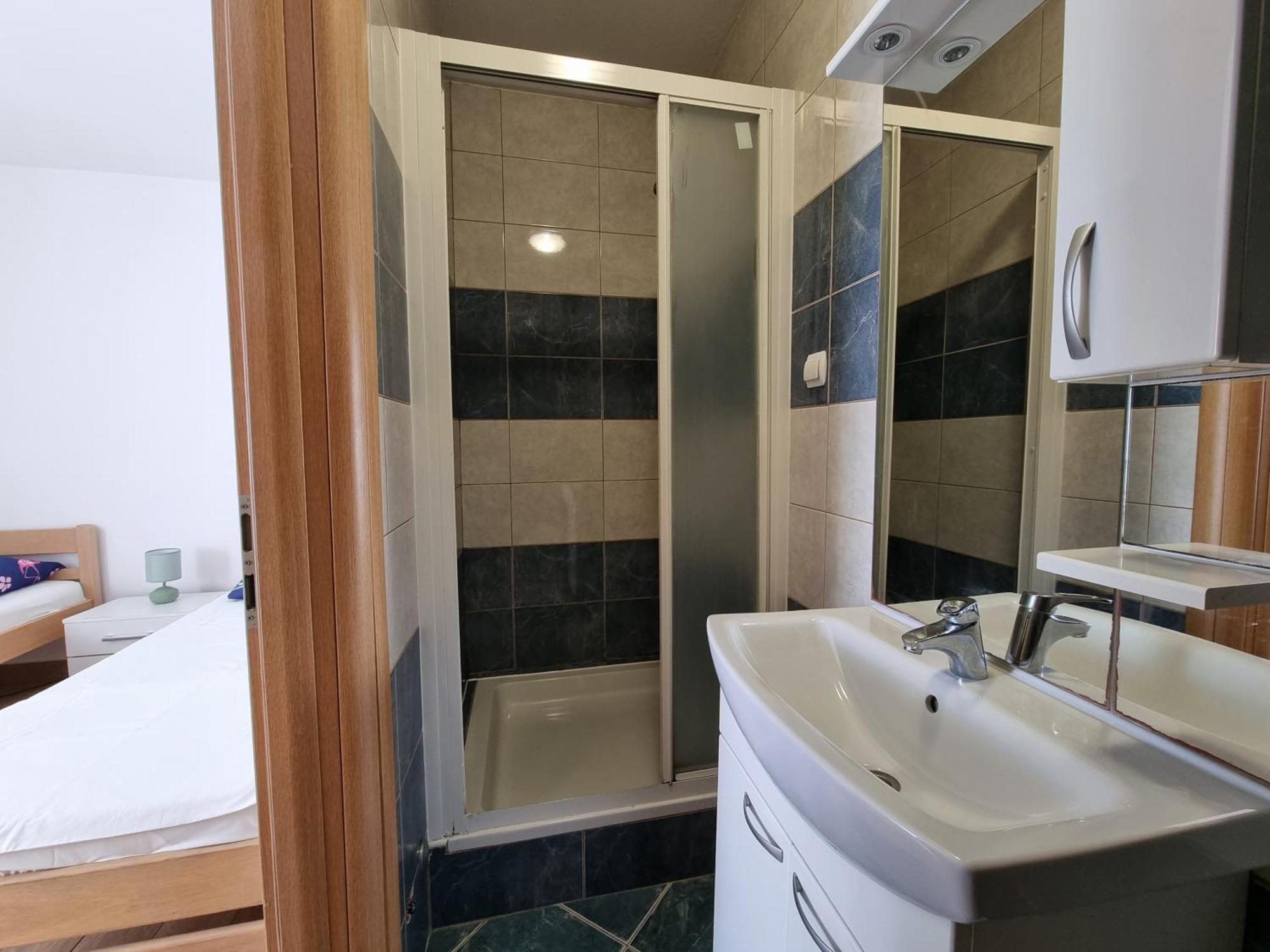 The Golden Grotto Apartments ノヴァリャ 部屋 写真