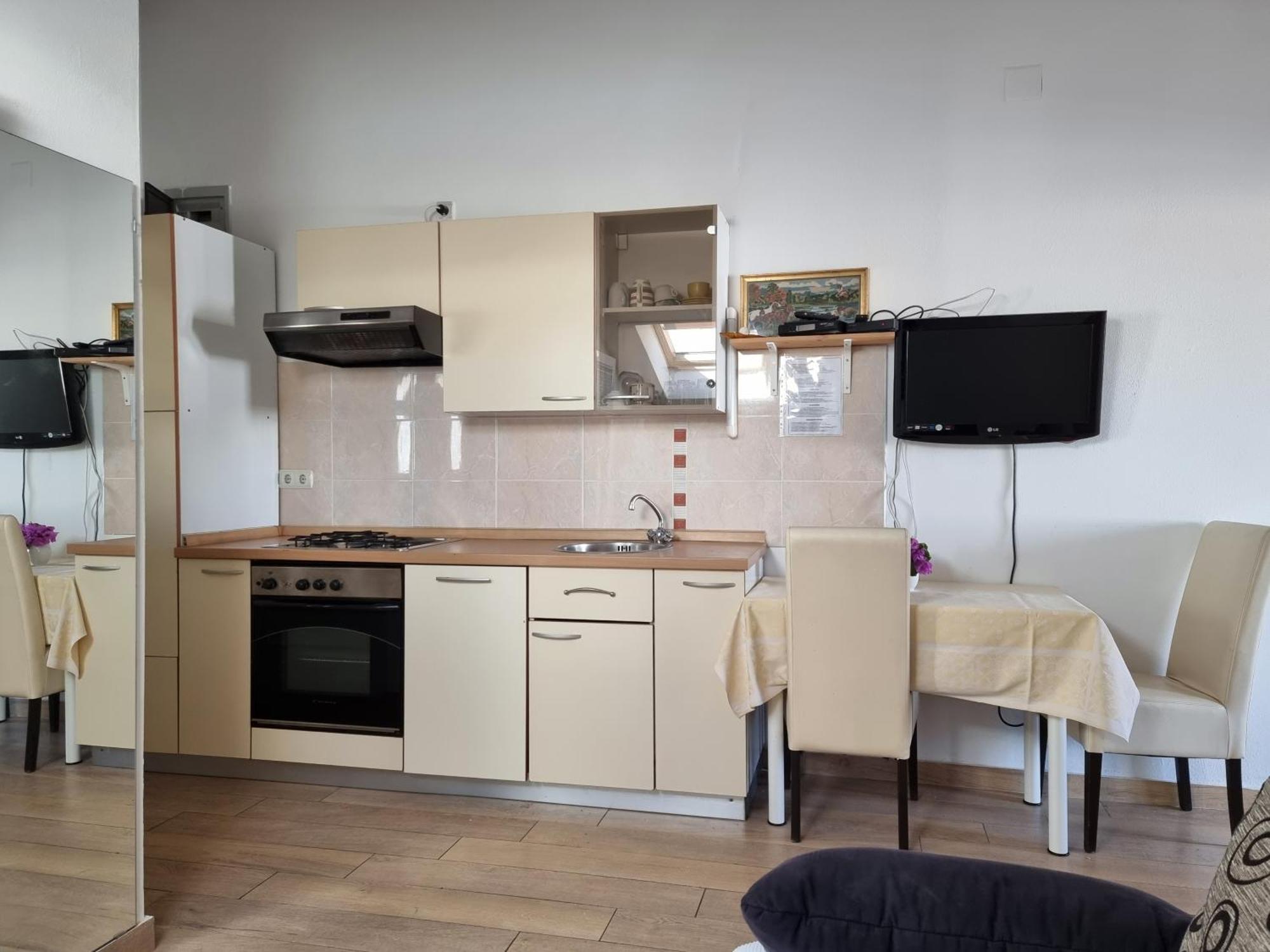 The Golden Grotto Apartments ノヴァリャ 部屋 写真