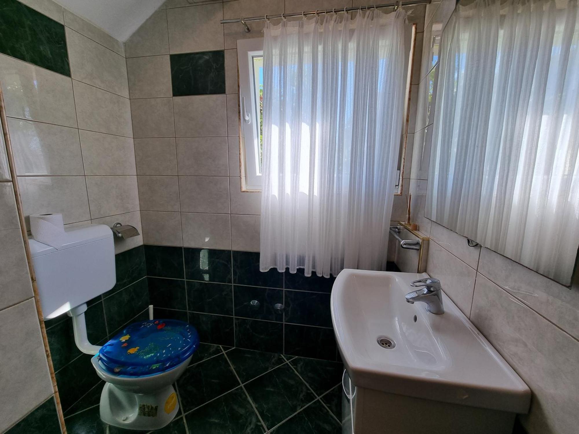 The Golden Grotto Apartments ノヴァリャ 部屋 写真