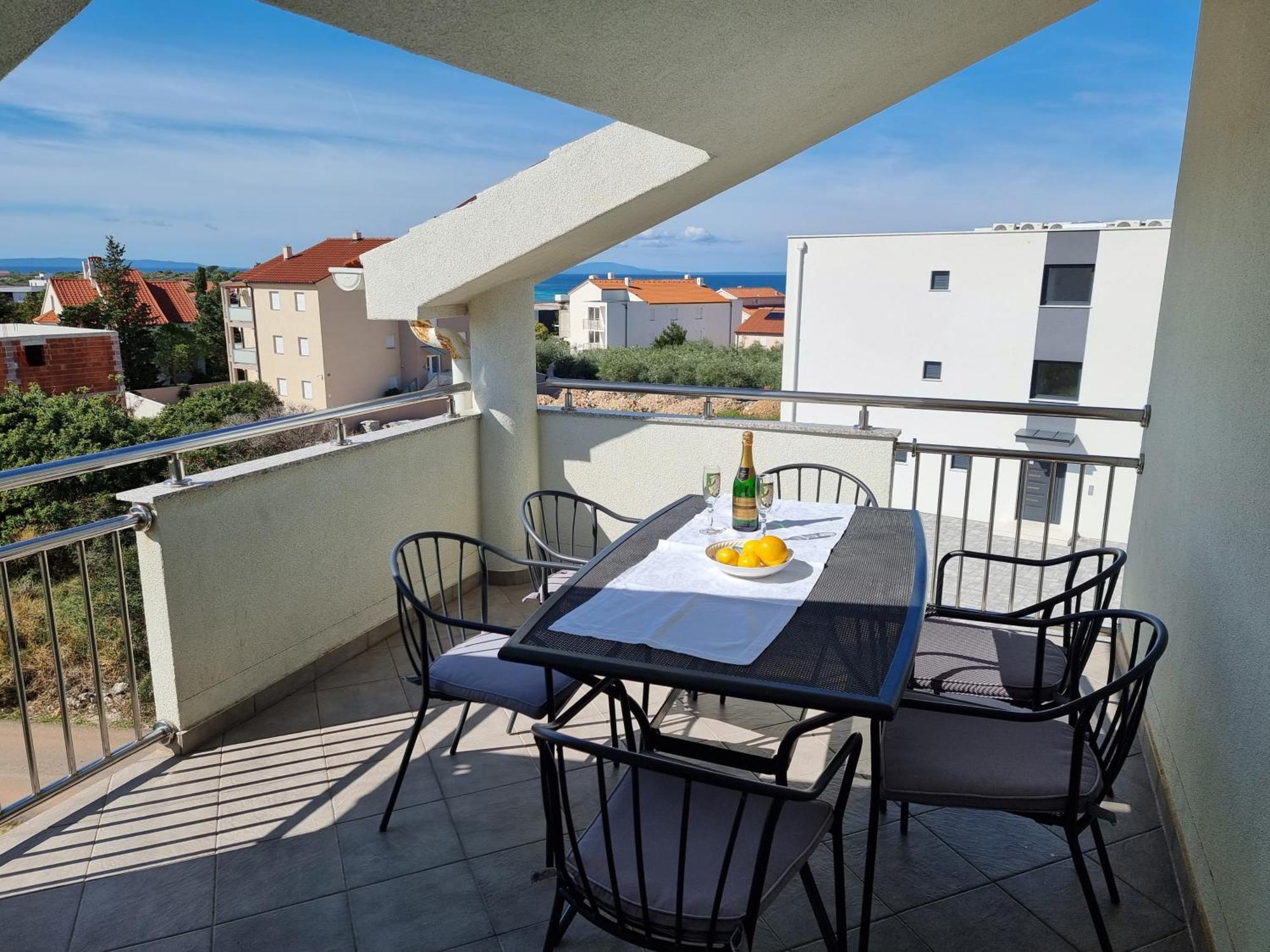 The Golden Grotto Apartments ノヴァリャ 部屋 写真