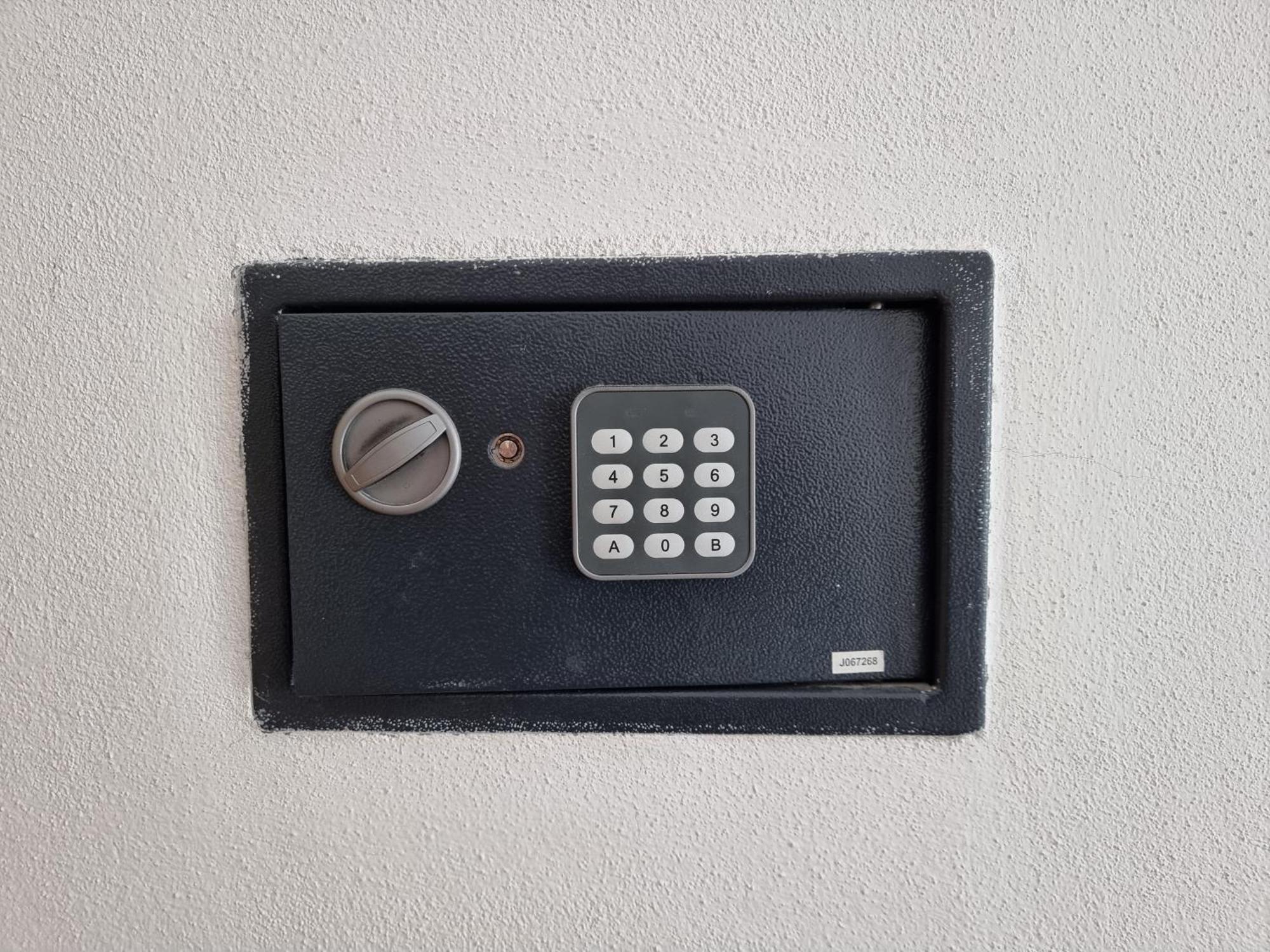 The Golden Grotto Apartments ノヴァリャ 部屋 写真